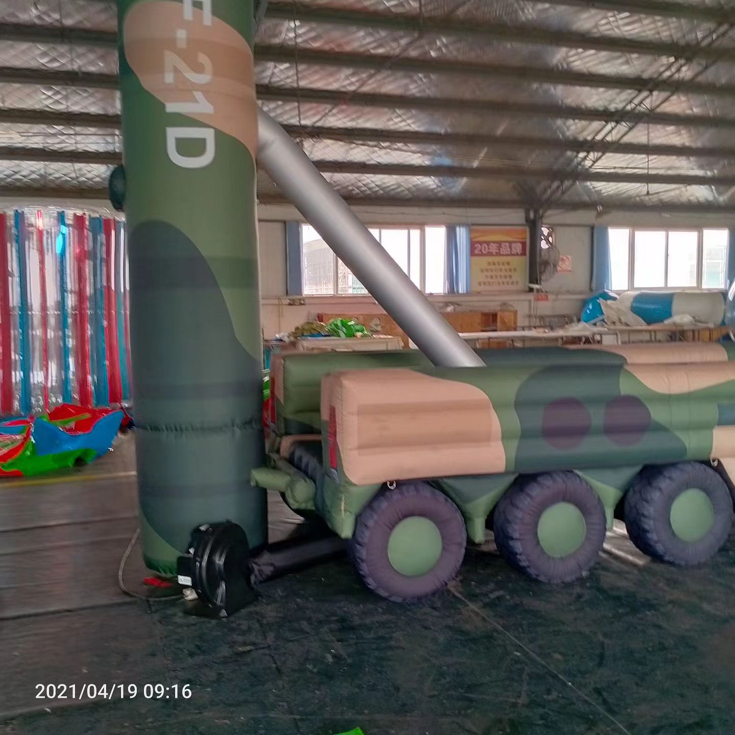 万秀军事演习中的充气目标车辆：模拟发射车雷达车坦克飞机